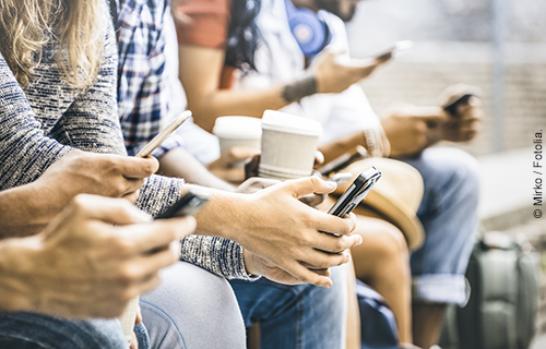 Digitale Kommunikation mit Mehrwert - zeigt Menschen, die auf Ihre Smartphones schauen