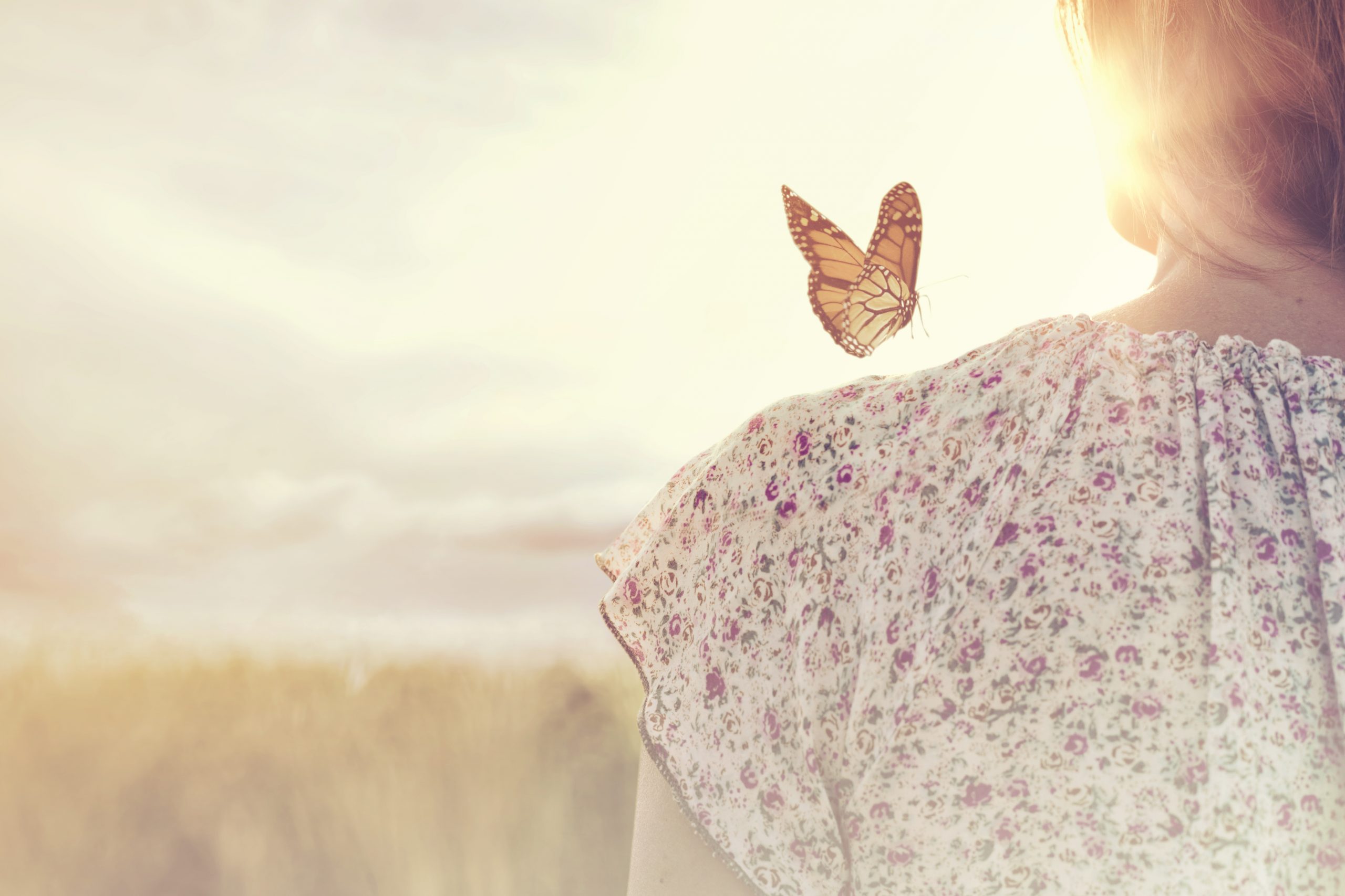 Messbare Erfolge bei Kundengewinnung - zeigte Frau mit Schmetterling auf der Schulter